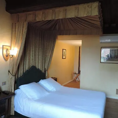 La Maison Des Consuls 4* ミルポワ